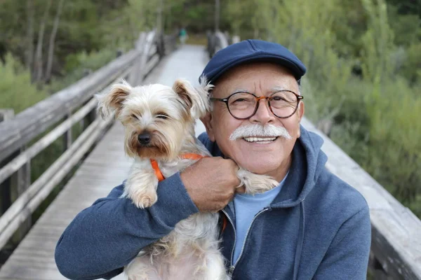 Nahaufnahme Porträt Eines Gut Aussehenden Seniors Mit Hund Auf Holzsteg — Stockfoto