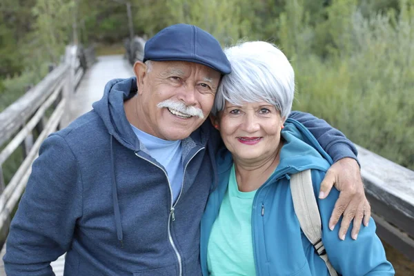 Retrato Hermosa Pareja Ancianos Aire Libre Naturaleza —  Fotos de Stock