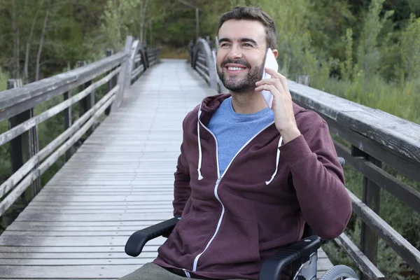 Ritratto Bel Giovane Sulla Sedia Rotelle Che Parla Telefono Ponte — Foto Stock