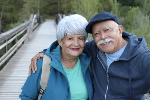 Retrato Hermosa Pareja Ancianos Aire Libre Naturaleza —  Fotos de Stock