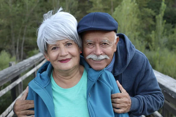 Retrato Hermosa Pareja Ancianos Aire Libre Naturaleza —  Fotos de Stock