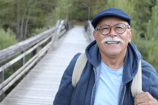 Close Portret Van Knappe Oudere Man Houten Voetgangersbrug Park — Stockfoto