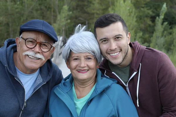 Gruppporträtt Lycklig Familj Med Äldre Par Och Deras Unga Son — Stockfoto