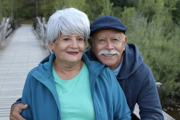 Retrato Hermosa Pareja Ancianos Aire Libre Naturaleza —  Fotos de Stock