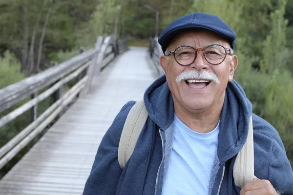 Крупным Планом Портрет Красивого Пожилого Человека Деревянном Пешеходном Мосту Парке — стоковое фото