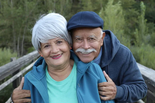 Retrato Hermosa Pareja Ancianos Aire Libre Naturaleza —  Fotos de Stock