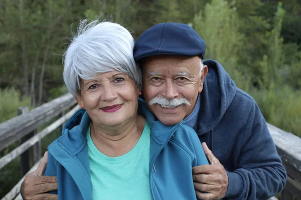 Retrato Hermosa Pareja Ancianos Aire Libre Naturaleza —  Fotos de Stock