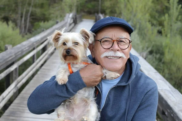 Крупным Планом Портрет Красивого Мужчины Своей Собакой Деревянном Пешеходном Мосту — стоковое фото