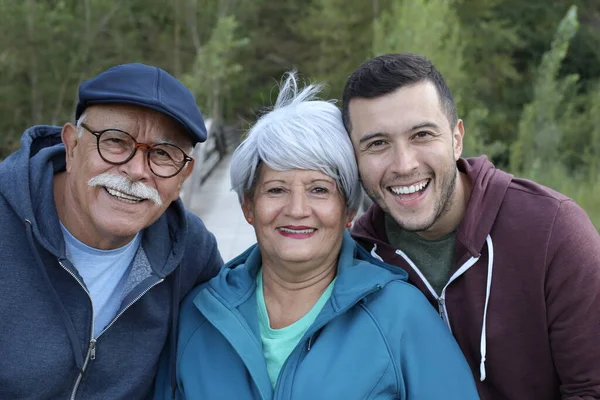 Gruppporträtt Lycklig Familj Med Äldre Par Och Deras Unga Son — Stockfoto
