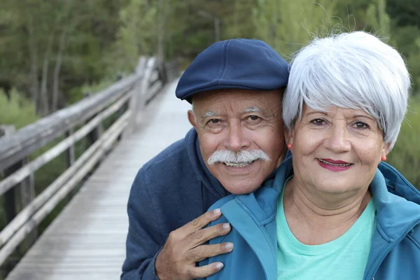 Retrato Hermosa Pareja Ancianos Aire Libre Naturaleza —  Fotos de Stock