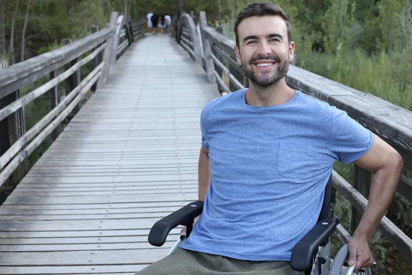 공원에 위에서 휠체어를 잘생긴 청년의 — 스톡 사진