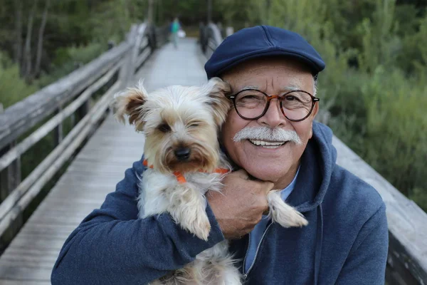 Portrait Gros Plan Bel Homme Âgé Avec Son Chien Sur — Photo