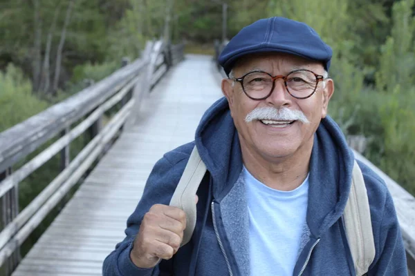 Крупным Планом Портрет Красивого Пожилого Человека Деревянном Пешеходном Мосту Парке — стоковое фото