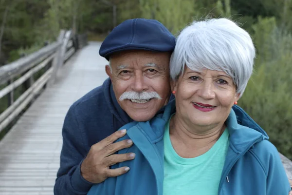 Retrato Belo Casal Sênior Livre Natureza — Fotografia de Stock