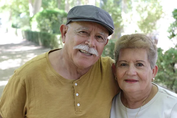 Primer Plano Retrato Hermosa Pareja Madura Abrazando Aire Libre — Foto de Stock