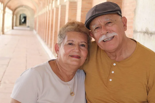 Retrato Hermosa Pareja Ancianos Aire Libre —  Fotos de Stock