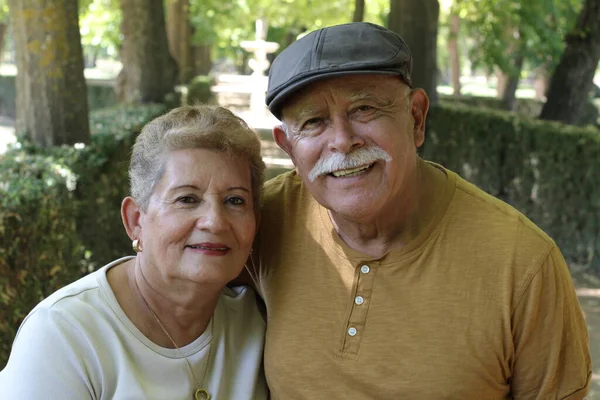 Primer Plano Retrato Hermosa Pareja Madura Abrazando Aire Libre — Foto de Stock