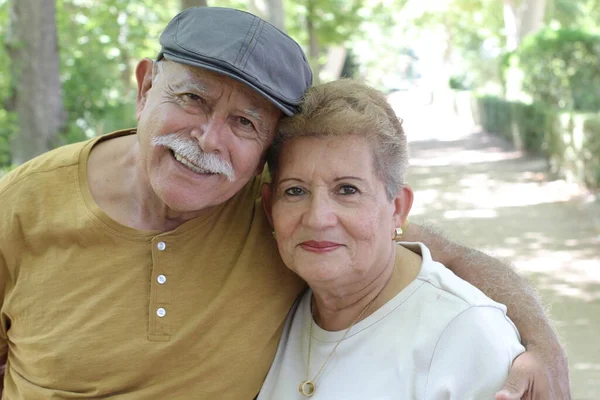 Primer Plano Retrato Hermosa Pareja Madura Abrazando Aire Libre — Foto de Stock