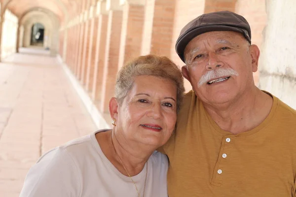 Porträt Eines Schönen Seniorenpaares Freien — Stockfoto