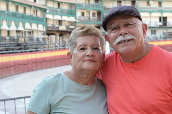 Primer Plano Retrato Hermosa Pareja Madura Abrazando Aire Libre — Foto de Stock