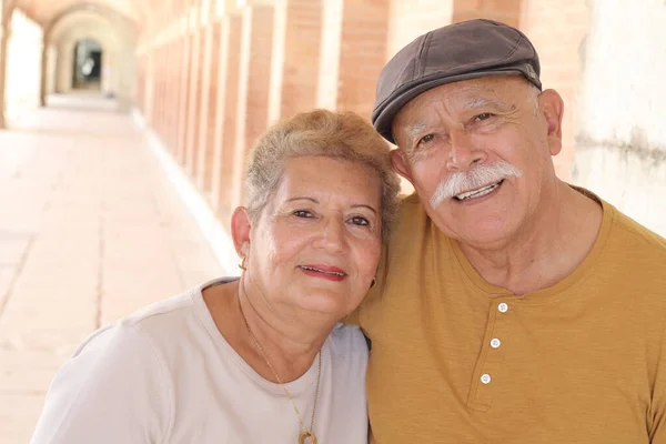 Porträt Eines Schönen Seniorenpaares Freien — Stockfoto