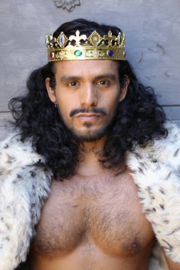 Kral pelerinli yakışıklı melez adamın yakın plan portresi.