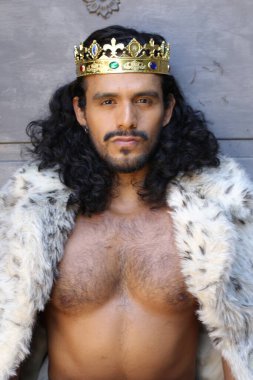 Kral pelerinli yakışıklı melez adamın yakın plan portresi.