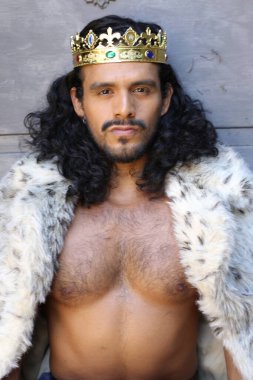 Kral pelerinli yakışıklı melez adamın yakın plan portresi.