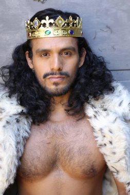 Kral pelerinli yakışıklı melez adamın yakın plan portresi.