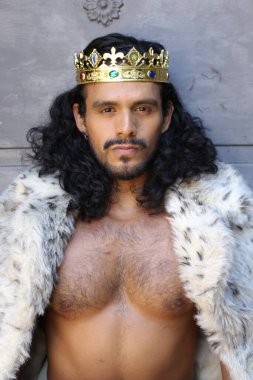 Kral pelerinli yakışıklı melez adamın yakın plan portresi.