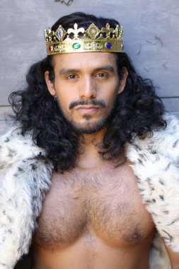 Kral pelerinli yakışıklı melez adamın yakın plan portresi.