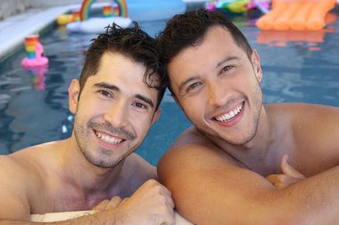 Mutlu genç eşcinsel çift havuzda eğleniyor.