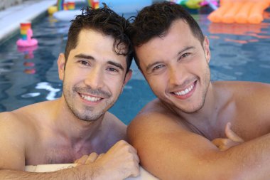 Mutlu genç eşcinsel çift havuzda eğleniyor.