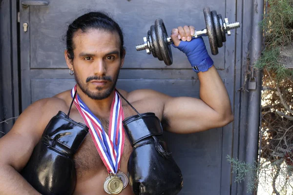 Close Portret Van Knappe Jonge Gemengde Wedstrijdsporter Met Bokshandschoenen Gouden — Stockfoto