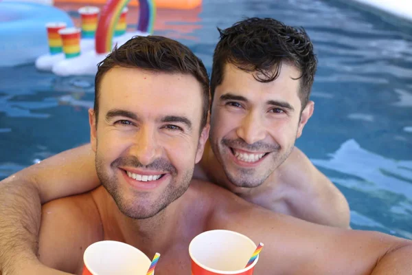 Feliz Joven Gay Pareja Disfrutando Tiempo Juntos Piscina Celebración Papel —  Fotos de Stock