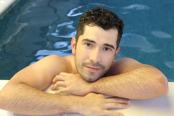Havuzdaki Genç Yakışıklı Adamın Yakın Plan Portresi — Stok fotoğraf