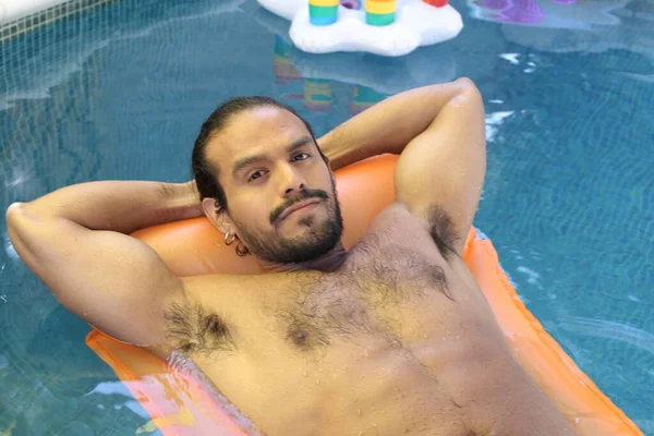 Close Retrato Bonito Jovem Shirtless Homem Deitado Colchão Inflável Piscina — Fotografia de Stock