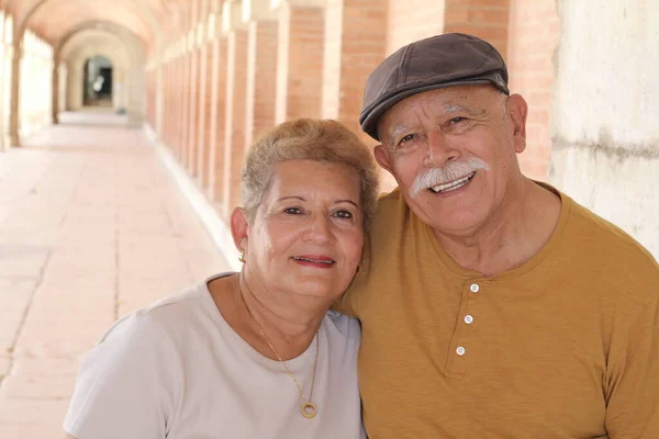 Primer Plano Retrato Hermosa Pareja Madura Abrazando Aire Libre —  Fotos de Stock