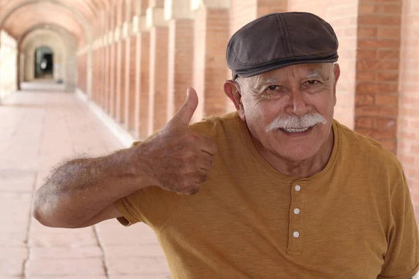 Portret Van Gelukkig Senior Man Kijken Naar Camera Het Tonen — Stockfoto