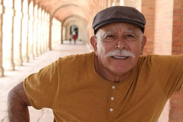 Retrato Homem Sênior Feliz Olhando Para Câmera — Fotografia de Stock