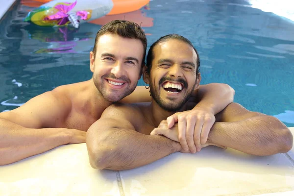 幸せな若いゲイのカップル一緒にプールで彼らの時間を楽しんで — ストック写真