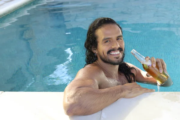 ビールのボトルとプールでハンサムな若い混合人種の男のクローズアップ肖像画 — ストック写真