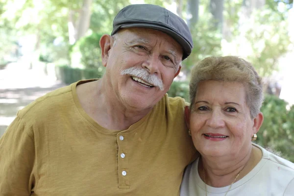 Primer Plano Retrato Hermosa Pareja Madura Abrazando Aire Libre —  Fotos de Stock