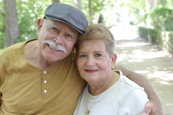 Nahaufnahme Porträt Eines Schönen Reifen Paares Das Sich Freien Umarmt — Stockfoto