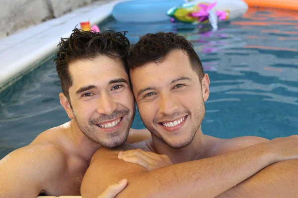 幸せな若いゲイのカップル一緒にプールで彼らの時間を楽しんで — ストック写真