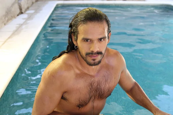 Close Retrato Bonito Jovem Mestiço Sem Camisa Homem Piscina — Fotografia de Stock