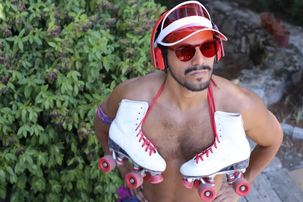 플라스틱 모자를 선글라스와 롤러스케이트를 미남젊은 혼혈아의 — 스톡 사진