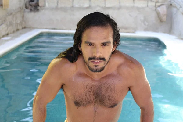 年轻英俊的混血儿赤身裸体在游泳池里的特写 — 图库照片
