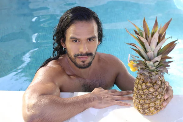 年轻帅气的混血男子与菠萝在游泳池里的特写镜头 — 图库照片