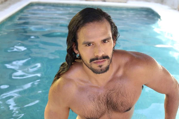 年轻英俊的混血儿赤身裸体在游泳池里的特写 — 图库照片